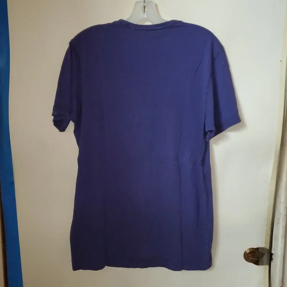 Guess Men's V-Neck T-shirt New York Paris London purple size Medium - Picture 2 of 7